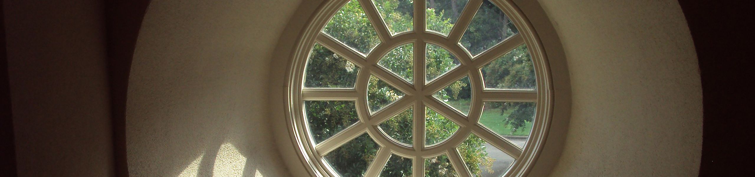 rundes Fenster mit Blick zum Garten
